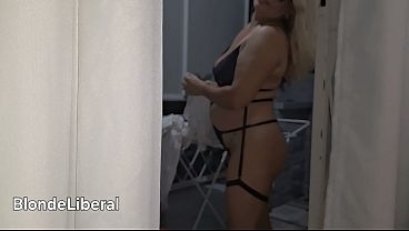 Amante rubia se exhibe en ropa interior frente a la ventana