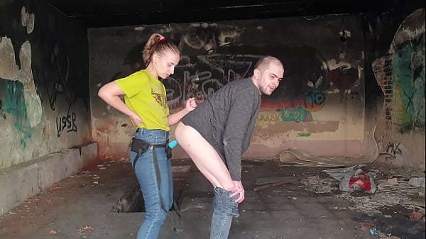 Anastasia Mistress domina a Sasha Earth con su strapon afuera