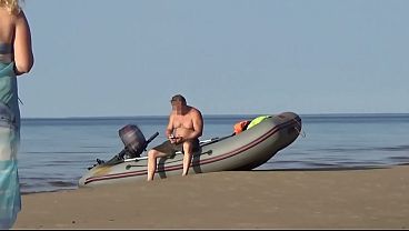 Barquero se folla a turista caliente en la playa