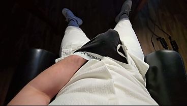 Chico musculoso se masturba antes de salir de fiesta