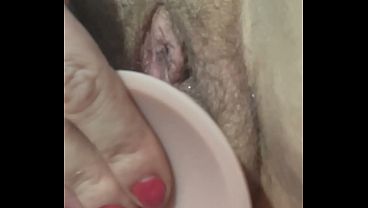 Coño bien mojado se empapa con juguetes y corrida