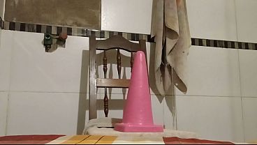 Cono de tráfico XXL embistiéndole el culo duro