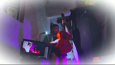 Doctor sexy folla guitarra mientras se masturba