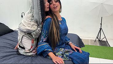 Dos árabes la empotran fuerte con tetas enormes