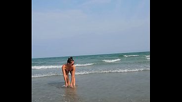 Dos morenas se divierten en la playa tropical