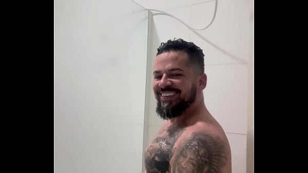 Ducha caliente con mi polla bien dura