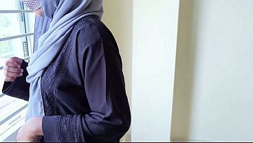 Hermana de hijab se deja empotrar por su hermanastro en la cocina