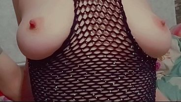 Hermanastra me chupa las tetas con ansias en la cama