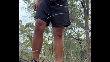 Joven asiático se corre solo en el bosque con su verga dura