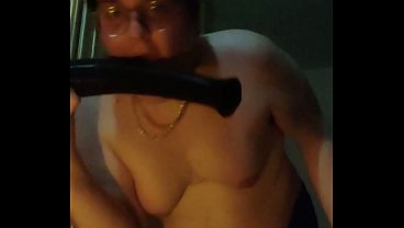 Joven con tetas enormes se chupa la polla en solitario