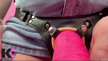 Kaiia Eve domina y humilla a un sissy con su agujero maquillado