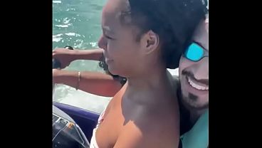 La esposa infiel se deja follar por el instructor en el jetski