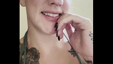 La milf tatuada mea en el baño sucio y me excita