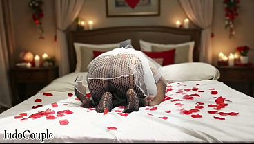 La novia sorpresa su novio con un regalo muy húmedo