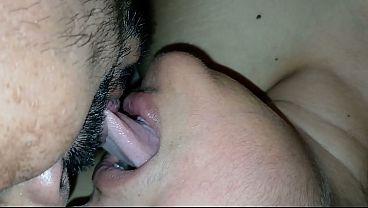 La profesora y su alumno graban un mms caliente en la cama