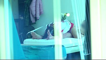 La puta caliente se traga una polla enorme hasta reventar