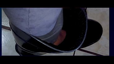 Latino barbudo se masturba con botas y pies descalzos