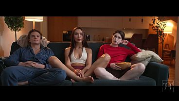 Lesbianas follando hasta que el tipo se despertó... ¡4K!