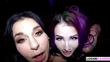 Logan Xander se corre entre dos putas en el club de strip