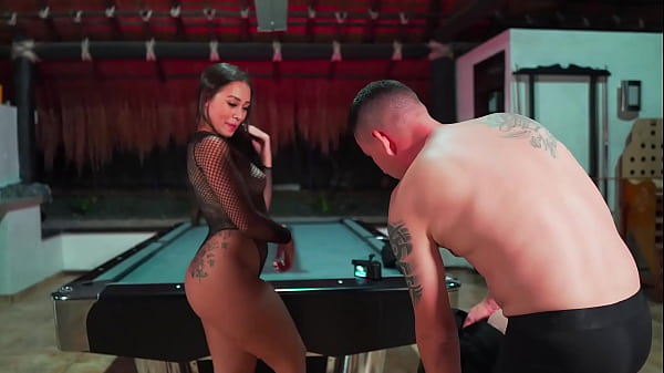Madrastra colombiana me empotra en la mesa de pool