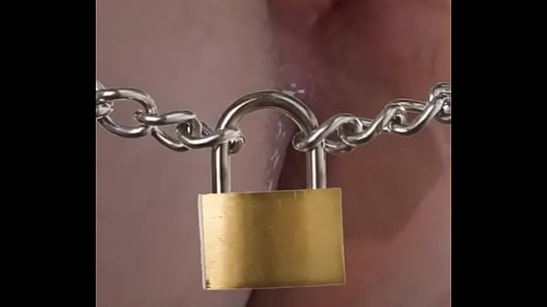 Máquina de follar le saca orgasmo cremoso y duro