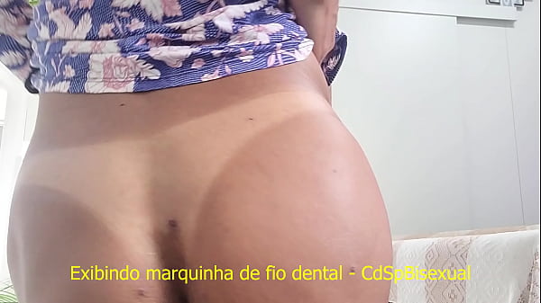 Marquinha de fio dental en la playa con un shemale caliente