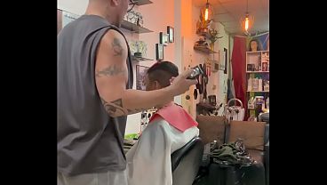 Melvin y su aventura con la asiática de pelo corto
