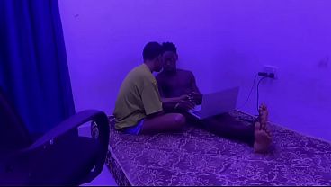 Mi hermanastra negra vino a pedirme polla y se la di bien duro
