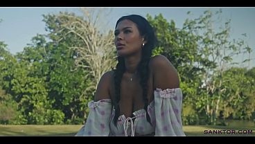 Milf con tetas enormes se corre sola en el campo