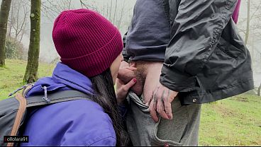 MILF italiana chupa polla en el bosque y traga toda la leche