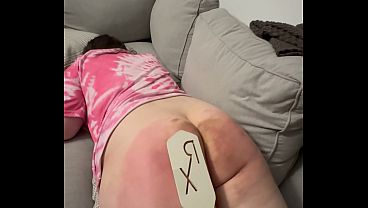 Morena de culo grande recibe nalgadas hasta correrse