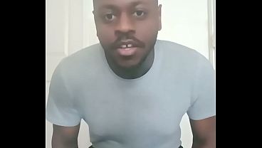 Mujer bailando y masturbándose con fotos picantes