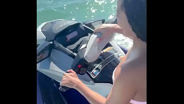 Mujer casada folla con instructor en jet ski mojada