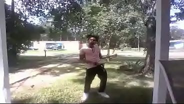 Mujer excitada mostrando su culo en movimiento