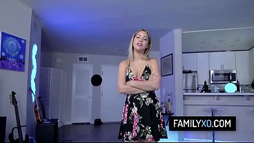 Padrastro goza viendo a su hijastra mamársela