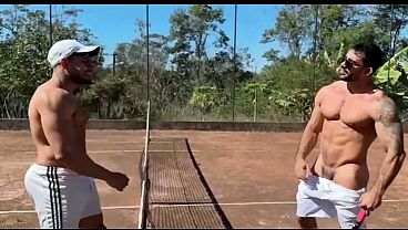 Putería gay en la cancha de tenis con creampie final