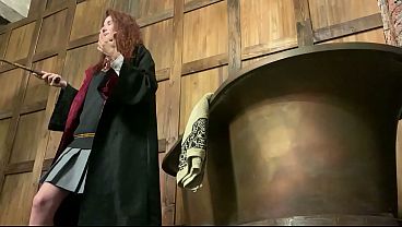 Rodaje de cosplay erótico con actriz pelirroja