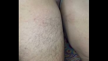 Rubia curvilínea se corre con polla enorme en la cama