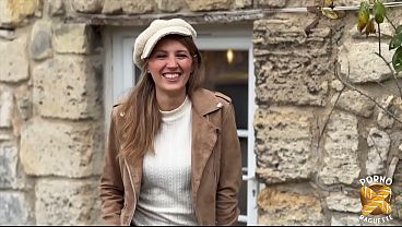 Rubia explosiva se deja empotrar sin piedad en minifalda