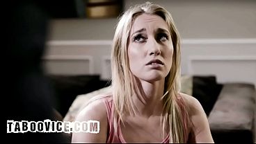 Rubia madura recibe al técnico de cable en su casa