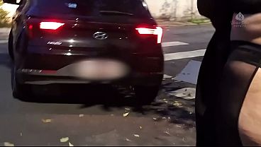 Seguí a mi esposa por un tipo en la calle y acabé follándola