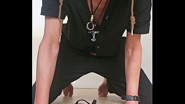 Swissshy se corre en las chanclas con su polla perforada