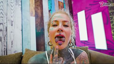 Tatuada de tacones se masturba el culo con dildo