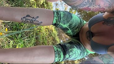 Tatuada orina en la playa mojada de arena