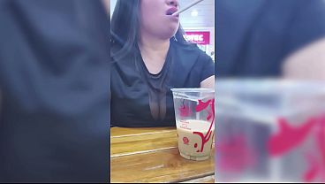 Tetas enormes sudando bajo el sol... ¡qué calor!