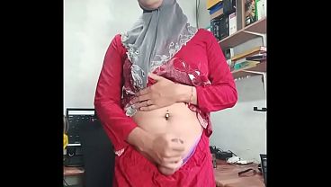 Tranny de tetas enormes se corre sola con su verga gigante