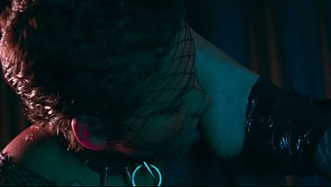 UglyBoy se arrodilla ante los pies de una diosa dominatrix