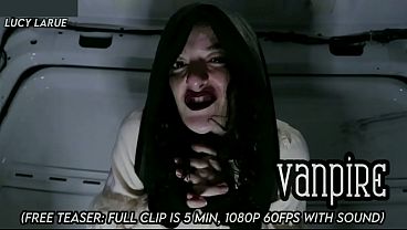 Vampira dominante somete a su víctima con látigo y tacones