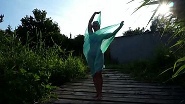 Viejita con polla dura baila semidesnuda en el planke