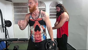 Vikingo musculoso empotra al chavo en la academia